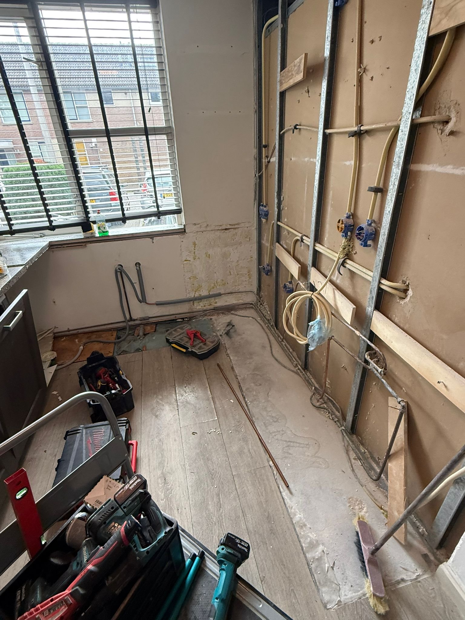 Leidingwerk in opbouw tijdens een badkamer- of keukenrenovatie