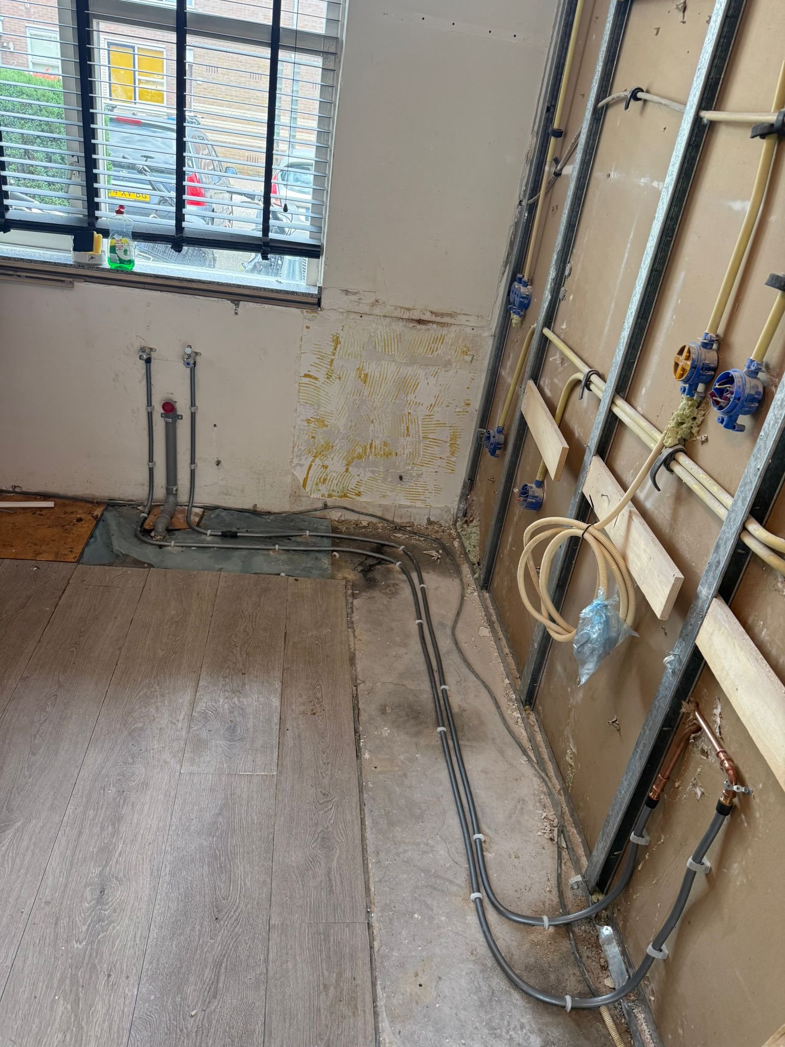 Nieuw leidingwerk aangelegd tijdens een woningrenovatie