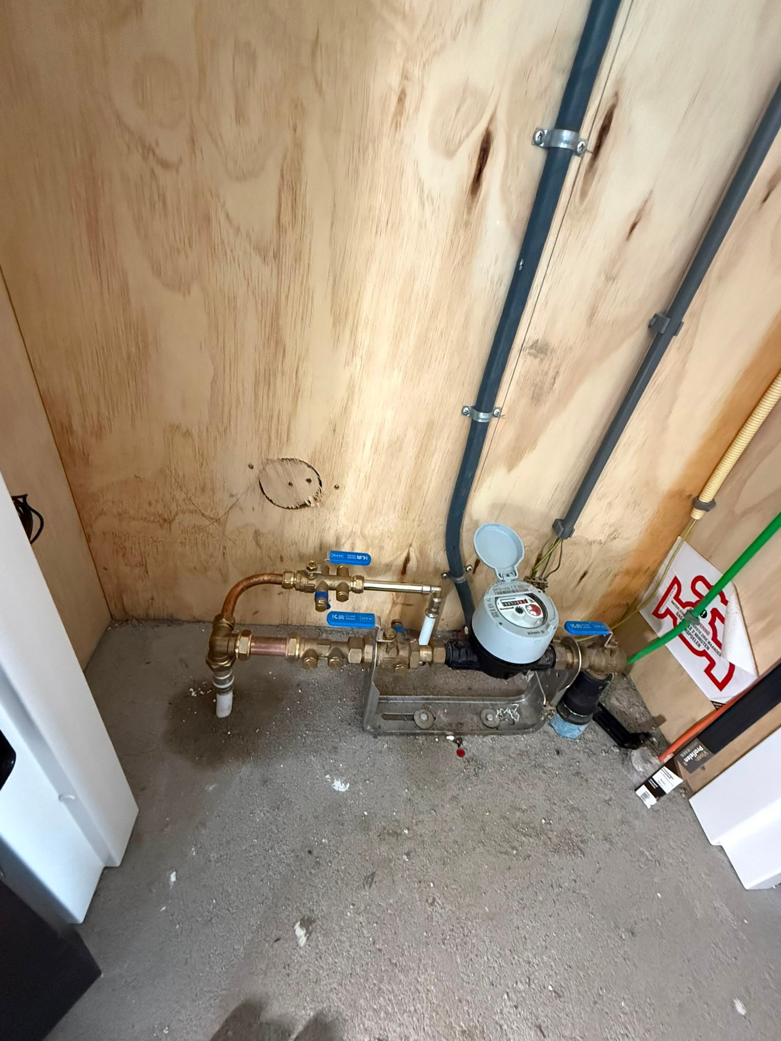Koperen leidingwerk en afsluiters bij een watermeter